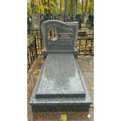 Пам'ятник із фігурною горизонтальною стелою сірий граніт Долина