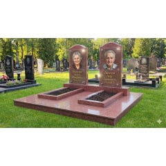 Подвійний пам'ятник із червоного граніту з майданчиком і цоколем Куп'янськ