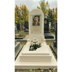 Класичний пам'ятник для чоловіка з цоколем із білого піщаника Новая Каховка