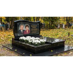 Подвійний горизонтальний пам'ятник із квітником і відмосткою з габбро Боярка