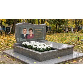 Подвійний горизонтальний пам'ятник із квітником і відмосткою із сірого граніту