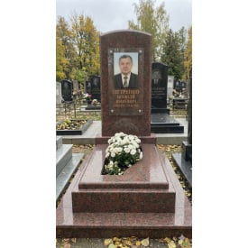 Класичний пам'ятник для чоловіка з цоколем із червоного граніту