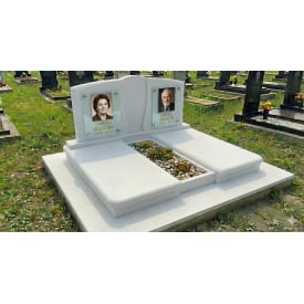 Подвійний пам'ятник із горизонтальною стелою та майданчиком мармуровий пісковик