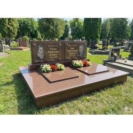 Елітний подвійний пам'ятник із великим майданчиком червоний граніт