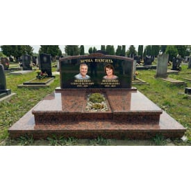 Подвійний пам'ятник із горизонтальною стелою та майданчиком червоний граніт