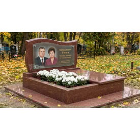 Подвійний горизонтальний пам'ятник із квітником і відмосткою з червоного граніту