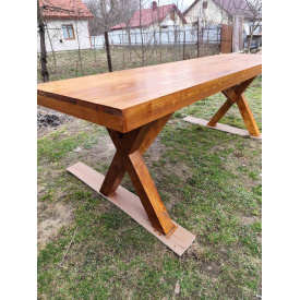 Деревʼянный стол и скамейки